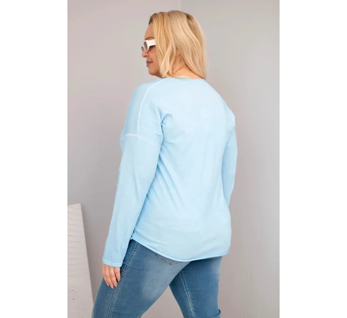 Dámska blúzka nadrozmernej veľkosti s výstrihom do V a dlhším chrbtom v modrej farbe