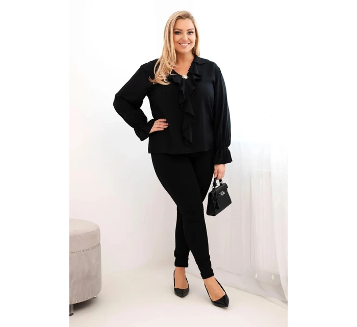 Dámská viskózová blůza Plus Size s volánem a ozdobnou broží černá