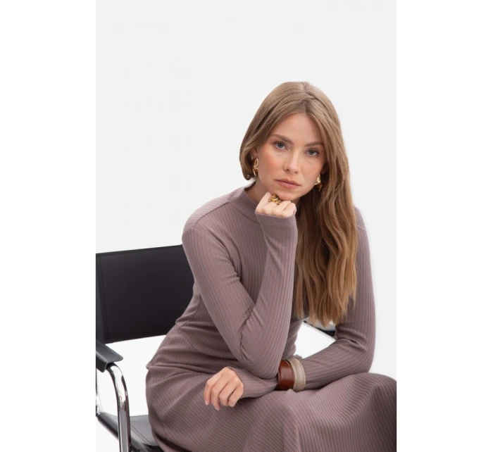 B299 Rebrované midi šaty s asymetrickým pásom - kakaové