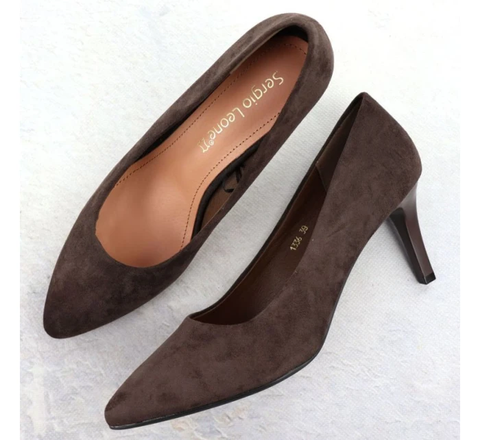 Dámské čokoládové semišové lodičky na jehlovém podpatku Sergio model 21906220 - LEONE