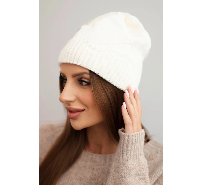 Dámská zimní čepice z vlny s vzorem ecru model 21783071 - K-Fashion Dámská zimní čepice z vlny s vzorem ecru model 21783071 - K-Fashion