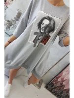 Šaty s potlačou a rozšírenou spodnou časťou šedej