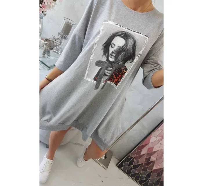 Šaty s potlačou a rozšírenou spodnou časťou šedej