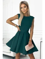 Rozšířené dámské šaty v lahvově zelené barvě s malými model 18459422 - numoco Rozšířené dámské šaty v lahvově zelené barvě s malými model 18459422 - numoco