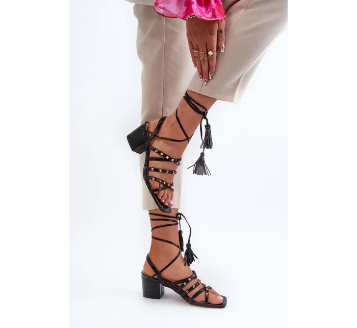 Šnurovacie sandále na nízkom podpätku zdobené čiernymi cvočkami Chrisele Šnurovacie sandále na nízkom podpätku zdobené čiernymi cvočkami Chrisele