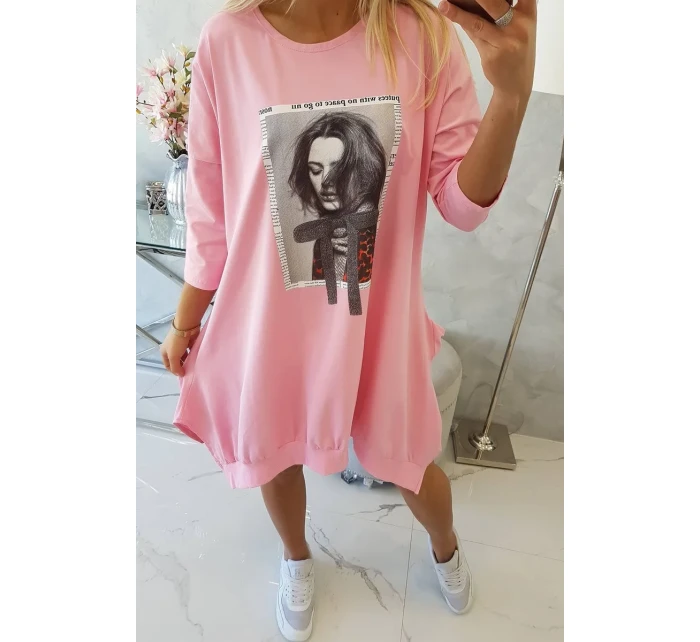 Šaty s potiskem a rozšířeným spodním dílem světle růžové Šaty s potiskem a rozšířeným spodním dílem světle růžové