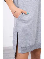 Šaty s kapucňou a dlhším chrbtom šedej