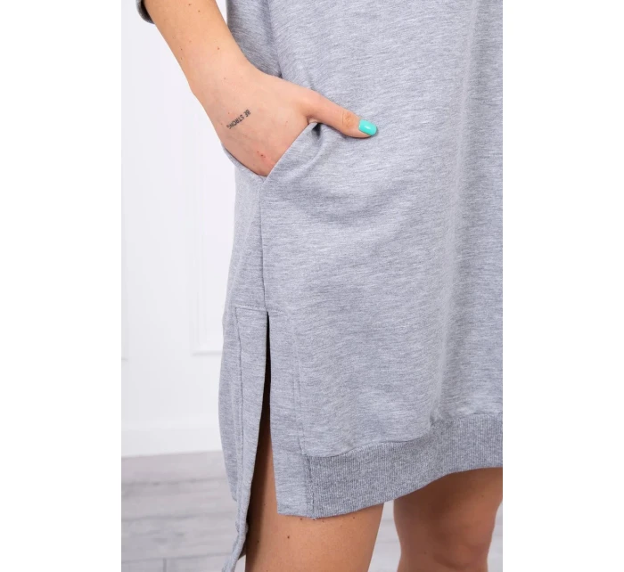 Šaty s kapucňou a dlhším chrbtom šedej