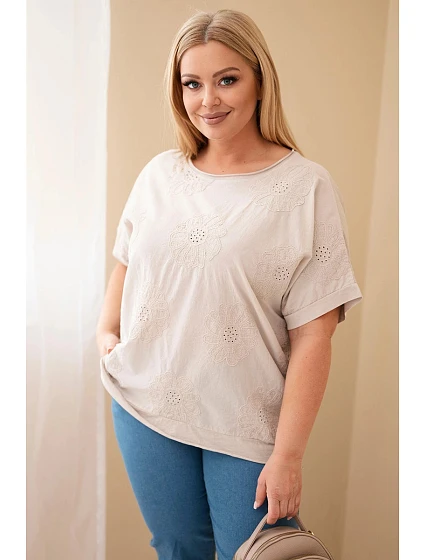Dámská bavlněná halenka Plus Size s model 22212498 květinami béžová - K-Fashion Dámská bavlněná halenka Plus Size s model 22212498 květinami béžová - K-Fashion