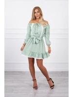Šaty s odhalenými rameny a krajkou světle zelené barvy