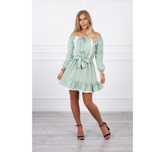 Šaty s odhalenými rameny a krajkou světle zelené barvy