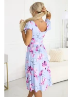 425-14 MATILDE Blinkered midi šaty s obálkovým výstrihom a krátkymi rukávmi - modré s ružovými kvetmi 425-14 MATILDE Blinkered midi šaty s obálkovým výstrihom a krátkymi rukávmi - modré s ružovými kvetmi