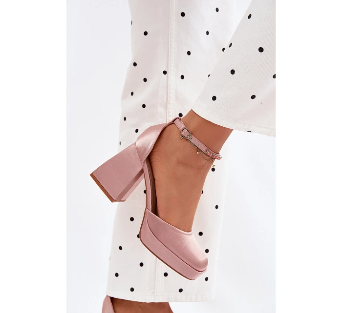 Sandály na podpatku s saténovým povrchem Šampaňské Calistae