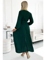 Dámské plisované midi šaty v lahvově zelené barvě s výstřihem, dlouhými rukávy a širokým opaskem model 22305960 - numoco basic