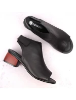 Pohodlné kožené sandále Remonte W RKR654