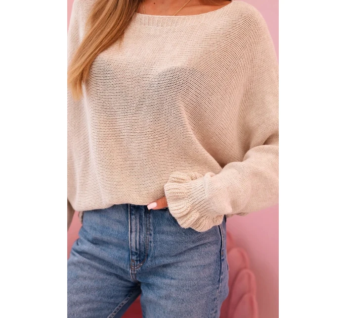 Dámsky mohérový sveter s volánovými rukávmi a výrezom na chrbte béžovej farby Dámsky mohérový sveter s volánovými rukávmi a výrezom na chrbte béžovej farby