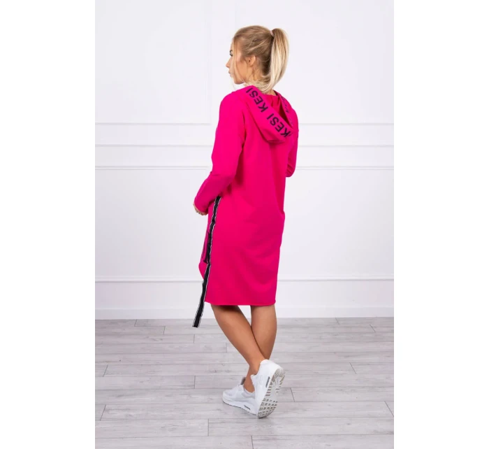 Šaty s kapucňou a potlačou fuchsiovej farby