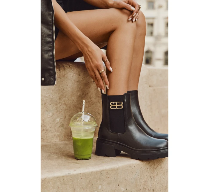 Dámské kotníkové boty se zlatým detailem zateplené černé model 21710118 - Boto Dámské kotníkové boty se zlatým detailem zateplené černé model 21710118 - Boto