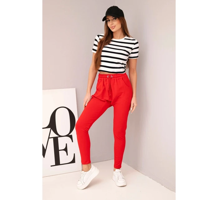 Dámske tepláky s elastickým pásom a šnúrkou na stiahnutie červené Dámske tepláky s elastickým pásom a šnúrkou na stiahnutie červené