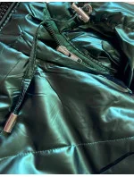 Krátka lesklá dámska bunda v fľaškovo zelenej farbe (W586)