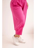 Dámské kalhoty Plus Size s nízkým model 21924465 a gumou v pase růžové - K-Fashion