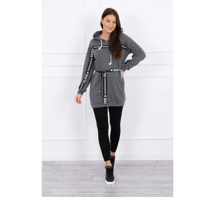 Šaty zdobené páskou grafitové barvy Šaty zdobené páskou grafitové barvy