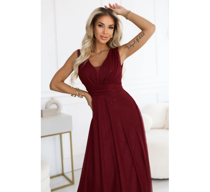 637-1 Dlhé večerné šaty s brokátovým akcentom a hlbokým výstrihom - bordové 637-1 Dlhé večerné šaty s brokátovým akcentom a hlbokým výstrihom - bordové