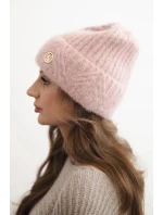 Dámska zimná čiapka z huňatej pleteniny a s elegantným gombíkom púdrovo ružovej farby Dámska zimná čiapka z huňatej pleteniny a s elegantným gombíkom púdrovo ružovej farby