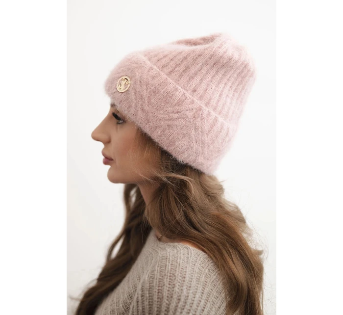 Dámska zimná čiapka z huňatej pleteniny a s elegantným gombíkom púdrovo ružovej farby Dámska zimná čiapka z huňatej pleteniny a s elegantným gombíkom púdrovo ružovej farby