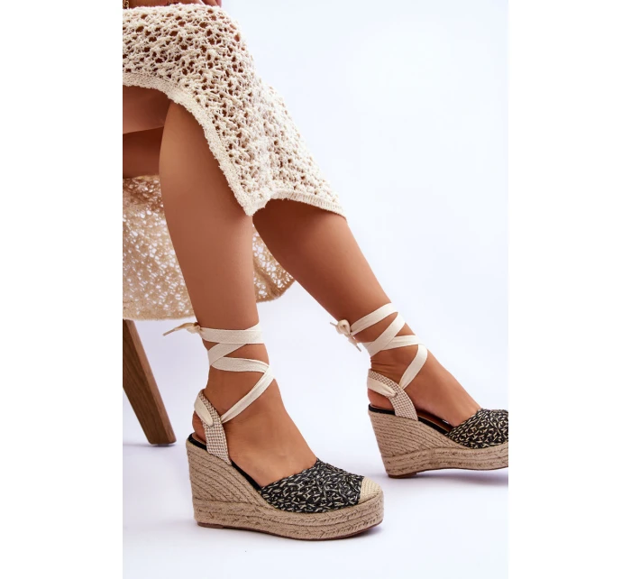 Vázané dámské sandály na klínu Černé model 21613945 - Boto Vázané dámské sandály na klínu Černé model 21613945 - Boto