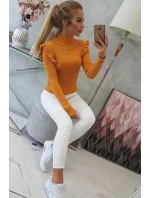 Zodpovedajúca svetrová blúzka s horčicovými gombíkmi