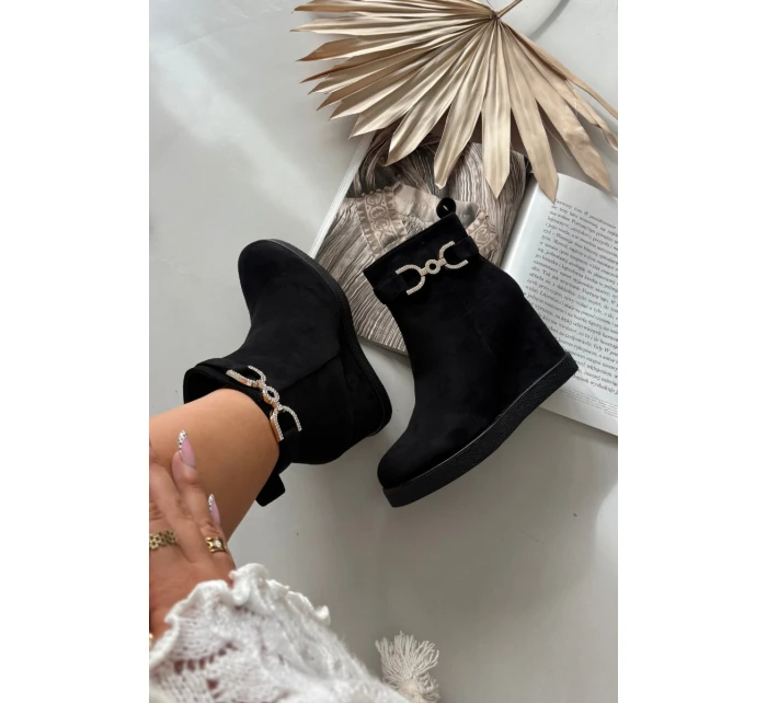 Botki Damskie Na Koturnie Z Ozdobnym Detalem Czarne Marivana