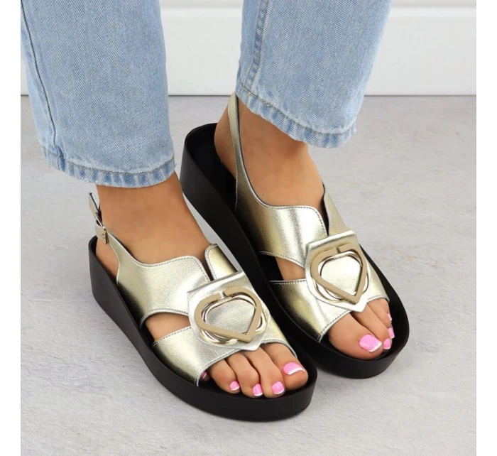 Dámské kožené sandály na platformě zlaté model 21904978 - S.Barski Dámské kožené sandály na platformě zlaté model 21904978 - S.Barski