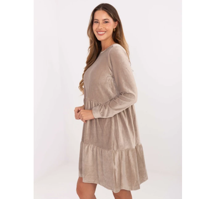 Sukienka model 21399587 ciemny bezowy - FPrice Sukienka model 21399587 ciemny bezowy - FPrice