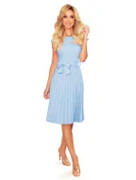 LILA Světle modré dámské plisované šaty s krátkými rukávy model 15433012 - numoco LILA Světle modré dámské plisované šaty s krátkými rukávy model 15433012 - numoco