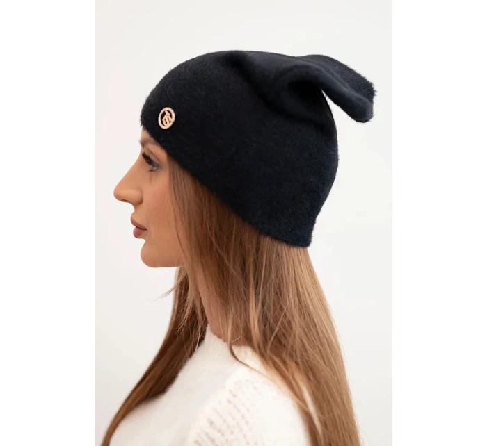Dámska klasická čiapka z alpaky s ozdobným štítkom čierna