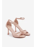 Sandále na podpätku model 222260 Vykročte štýlovo Sandále na podpätku model 222260 Vykročte štýlovo