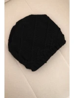 Dámska zimná čiapka s ozdobným úpletom a klasickým strihom K372 čierna