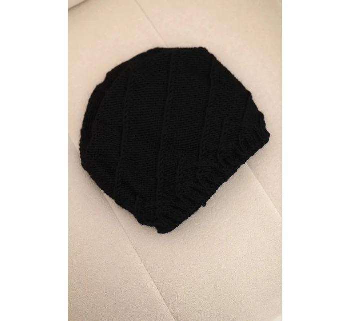 Dámska zimná čiapka s ozdobným úpletom a klasickým strihom K372 čierna
