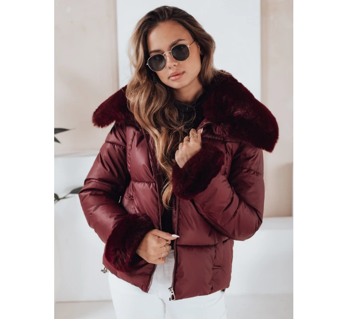 Dámská prošívaná krátká bunda s kožešinou vínová Dstreet model 21991228 - FashionStreet Dámská prošívaná krátká bunda s kožešinou vínová Dstreet model 21991228 - FashionStreet