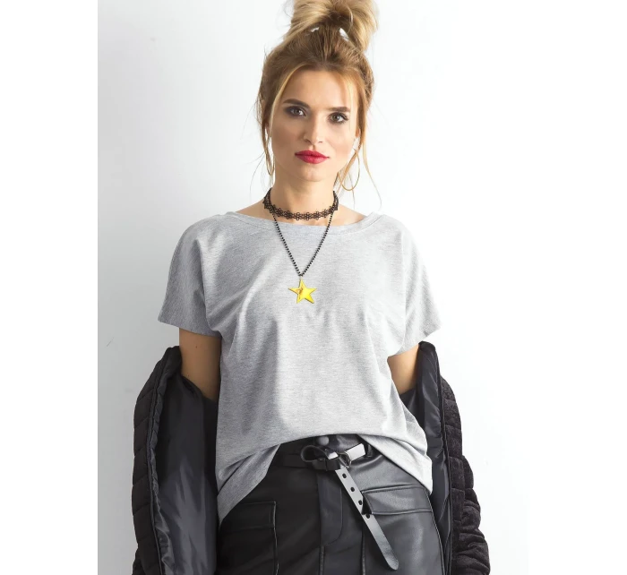 Šedé tričko se zadním výstřihem Šedé tričko se zadním výstřihem