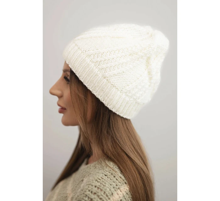Dámska zimná čiapka s vlnou ecru