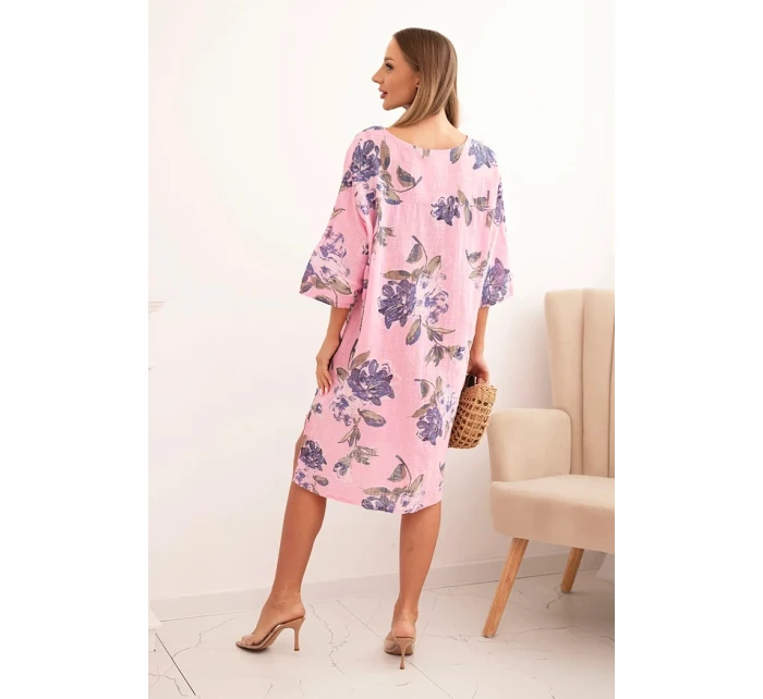 Dámske bavlnené šaty s kvetinovým vzorom a 3/4 rukávmi svetloružovej farby Dámske bavlnené šaty s kvetinovým vzorom a 3/4 rukávmi svetloružovej farby