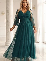 654-1 Dlhé lesklé plus size šaty s výstrihom a priehľadnými rukávmi - fľaškovo zelené