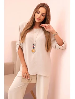 Dámsky set s blúzkou s náhrdelníkom a širokými nohavicami béžovej farby
