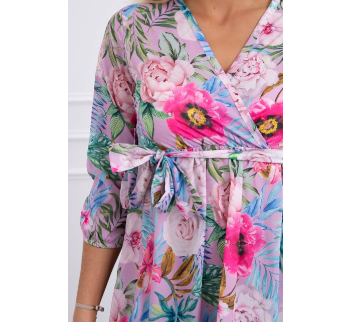Kvetinové šaty so zaväzovaním v páse vo fialovej farbe