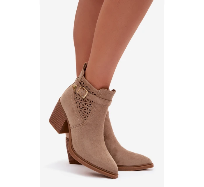 Dámské perforované kotníkové boty na podpatku s perforovaným vzorem a zlatým přezkou Béžové Deloriah