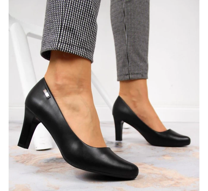 Čierne lodičky na podpätku W Sergio Leone