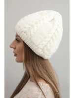 Dámská zimní čepice z vlny s copánkovým vzorem model 21750370 ecru - K-Fashion Dámská zimní čepice z vlny s copánkovým vzorem model 21750370 ecru - K-Fashion