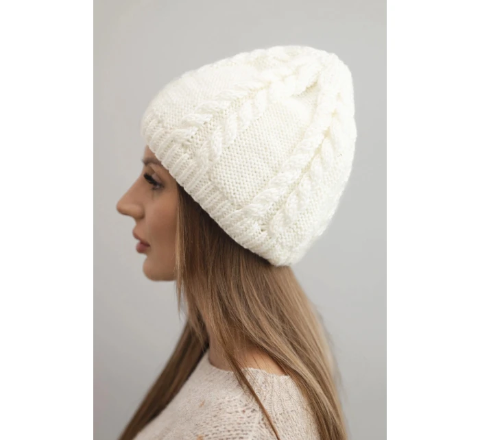Dámská zimní čepice z vlny s copánkovým vzorem model 21750370 ecru - K-Fashion Dámská zimní čepice z vlny s copánkovým vzorem model 21750370 ecru - K-Fashion
